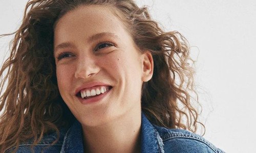 How Does Serenay Sarıkaya's Smile Inspire Fans?
