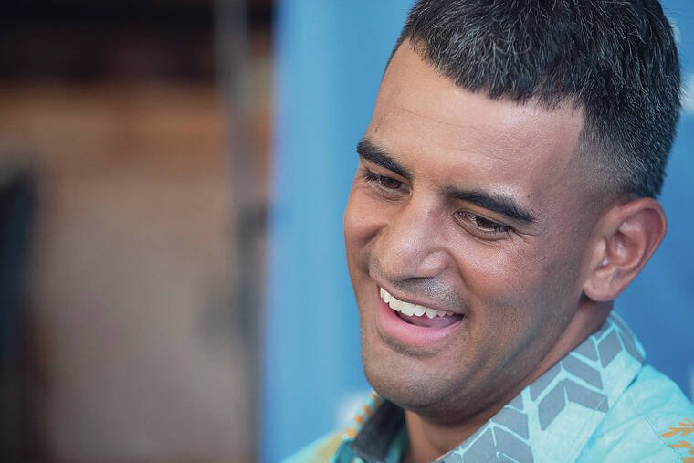 Comparing Marcus Mariota's Smile to Other Celebrities and Athletes