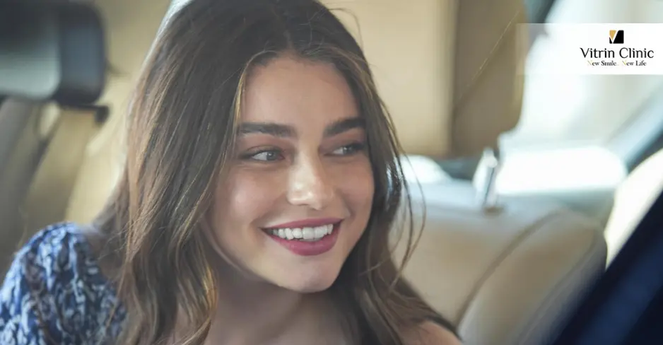 Ayça Ayşin'in Gülüşünün Sanatı: Bir Yıldızın Işıltılı Güveni