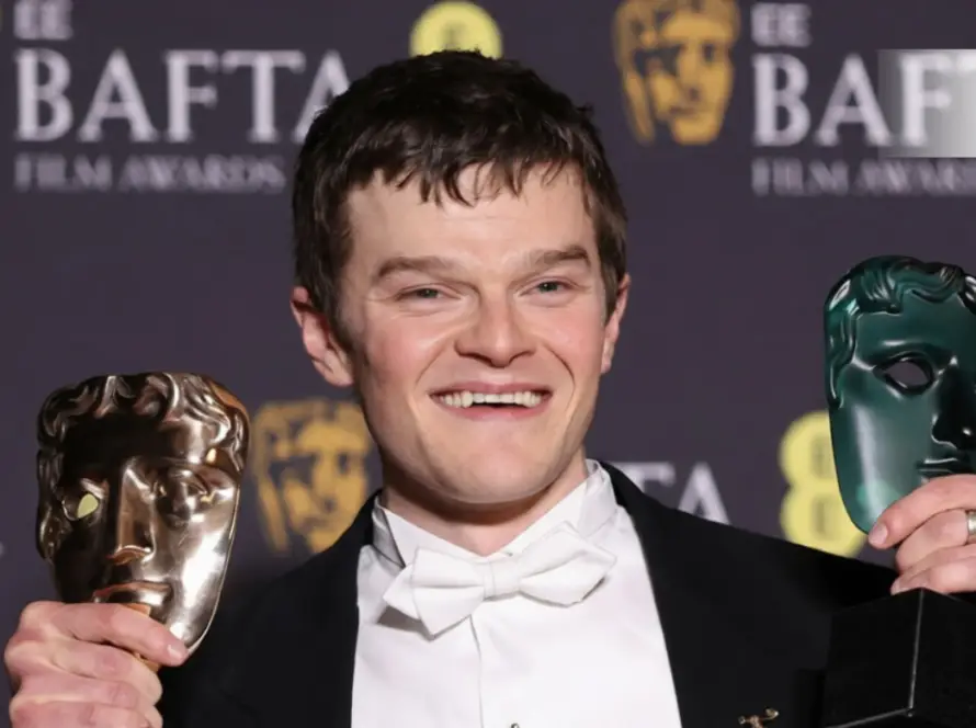 Robert Aramayo smile